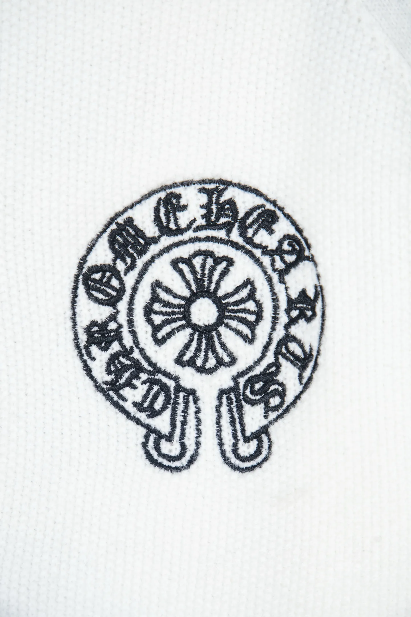 P300 ChromeHearts popular Chrome Hearts CH Sanskrit horseshoe cross embroidered button cardigan jacket raglan sleeve sweater, contrasting color splicing raglan round neck knitted sweater, unique knitting texture, soft and skin-friendly, classic pattern embroidery on the front and back. Retro chic. The contrasting color raglan sleeve design and the thick stitching craftsmanship at the joints make it look great when worn alone or layered! The fit is loose and slimming! Fashionable patchwork colored sweater, colorfully intertwined, with clear layers, warm and slimming. Whether worn alone or layered, you can easily control various styles and show your personal charm. The raglan sleeves are shoulder-width in contrasting colors and have ultra-detailed embroidery on the front and back, giving it a casual street feel. It looks great when worn alone! The sleeves are designed with contrasting colors and seams, and the round neck style reveals the neck and flatters the face shape! Wool blend knitted fabric, soft, comfortable and warm to the touch. Contrasting color design➕Loose fit, not flattering on your body shape and slimming, not to mention how easy it is to wear! Basic, versatile and fashionable classic! Black and white are versatile! Black and gray high-end! Couples get involved!  Color: black and white/black gray Size: S~M~L